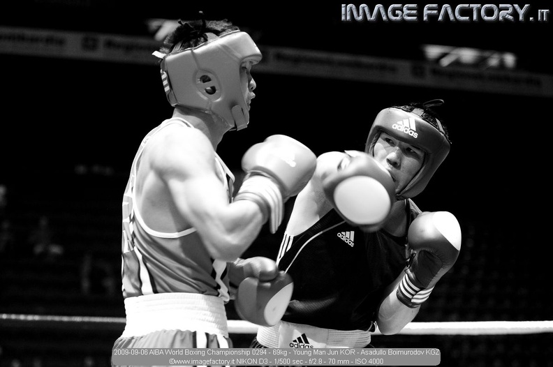 2009-09-06 AIBA World Boxing Championship 0294 - 69kg - Young Man Jun KOR - Asadullo Boimurodov KGZ.jpg